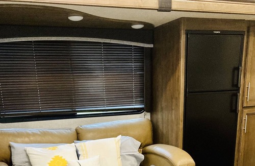 Fleming House | The Cozy Keystone RV on the Farm, Pet Friendly!