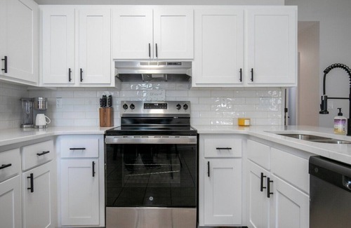 Oxford House | The David, 2BR Bungalow by Velvet Ditch Villas