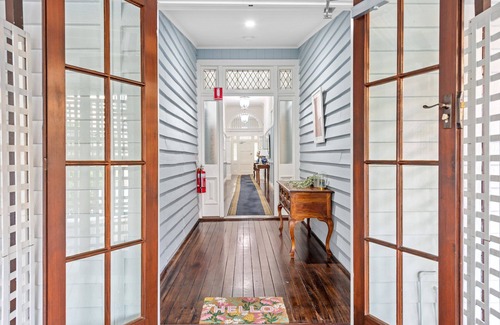 New Farm Apartment | The Deck! 2 Bed/1 Bath/1 Car ~ New Farm