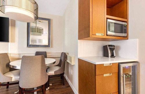 West End Hotel | The District, a Hilton Club - Two Bedroom (Lock-off) - 2LX