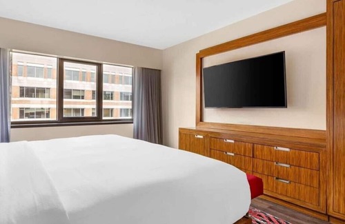 West End Hotel | The District, a Hilton Club - Two Bedroom (Lock-off) - 2LX