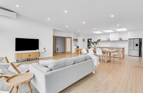 Rosebud House | The Family Beachside Escape by Ready Set Stay- HOUSE - pool, full linen