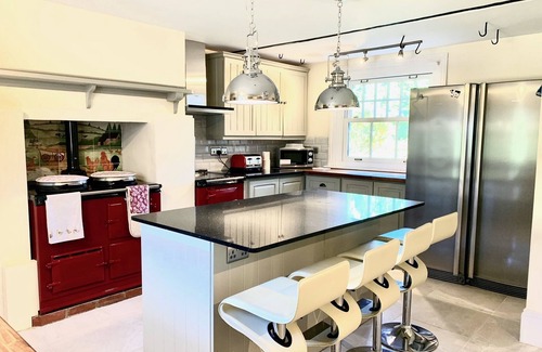 Hellingly House | The Farmhouse - Sleeps 12 With Private Grounds