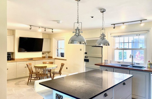 Hellingly House | The Farmhouse - Sleeps 12 With Private Grounds