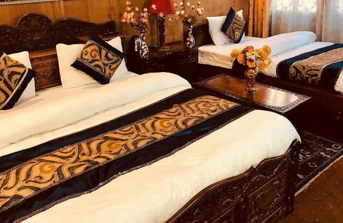 Dal Lake Hotel | The Floating Heritage Group