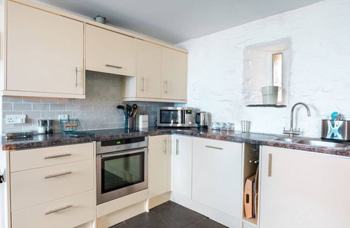 Tenby House | The Forge · St Davids Hideaway with Roll-top Bath & Log Burner