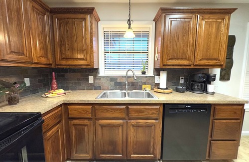 Van Buren House | The Foster Branch House- Charming 3-BR house in Van Buren, near I-40 & Ft. Smith