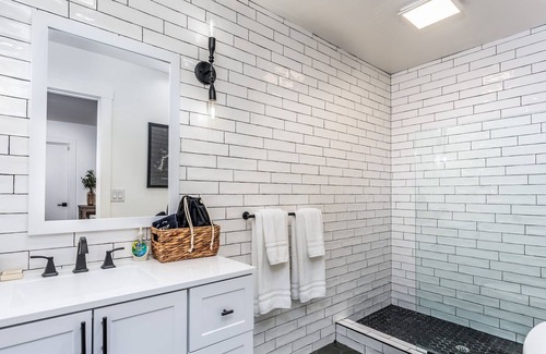 Oakhurst Hotel | The Four Daughters Inn