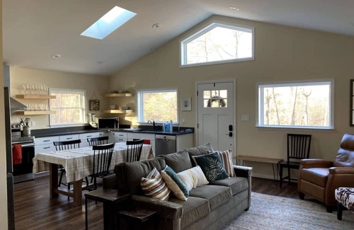 Front Royal Apartment | The Foxwood Cabin | Hot Tub, Screened Porch, Grill