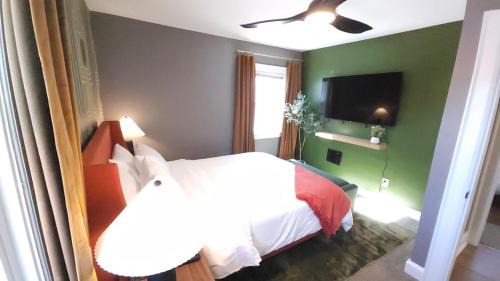 Weinland Park House | The Funky Fun Haus - Pickleball, Hot Tub, Arcade