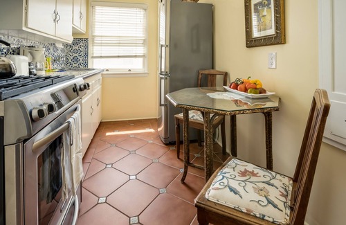 North of Wilshire Apartment | The Garden Casita - Great Location!