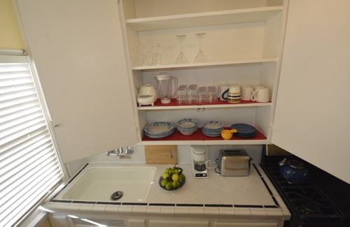 North of Wilshire Apartment | The Garden Escape - Great Location!