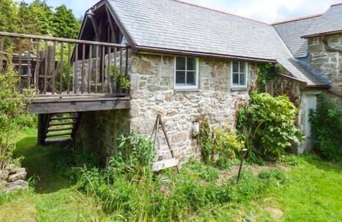 Penryn Apartment | THE GARDEN STUDIO, pet friendly, character holiday cottage in Mabe