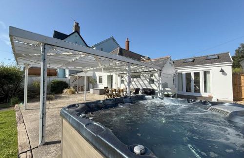 Freshwater Bay Apartment | The Gate-Stunning Garden Apartment with Hot Tub in Freshwater Bay