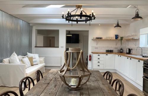 Freshwater Bay Apartment | The Gate-Stunning Garden Apartment with Hot Tub in Freshwater Bay