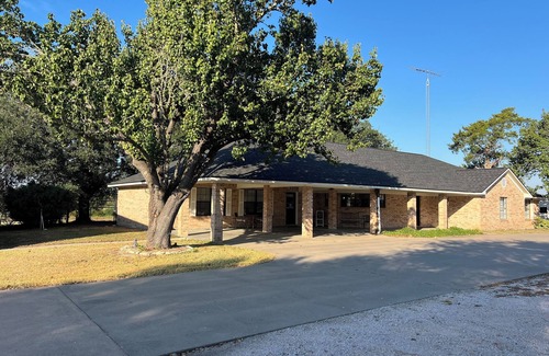 Bellville House | The Gathering House in delightful Bellville with 5-acre pond