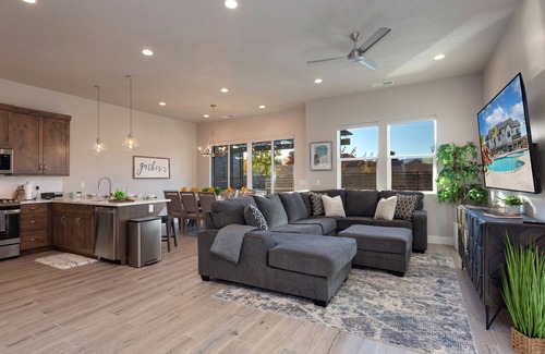 Ivins House | The Gathering Place | Private Hot Tub, Kayaks, BBQ Grill & Beautiful Resort Pool
