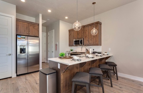 Ivins House | The Gathering Place | Private Hot Tub, Kayaks, BBQ Grill & Beautiful Resort Pool