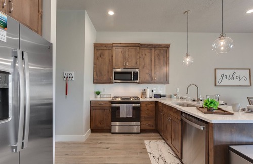 Ivins House | The Gathering Place | Private Hot Tub, Kayaks, BBQ Grill & Beautiful Resort Pool