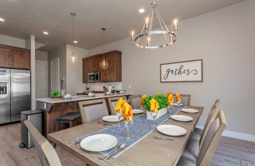 Ivins House | The Gathering Place | Private Hot Tub, Kayaks, BBQ Grill & Beautiful Resort Pool