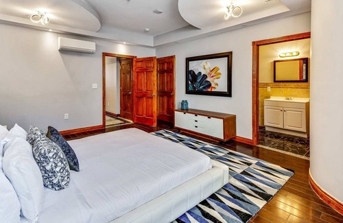 Chinatown Apartment | The Gem - Stylish Penthouse With a Private Deck