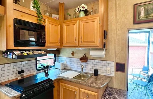 Leon Junction House | The Glamper Spacious 5th Wheel