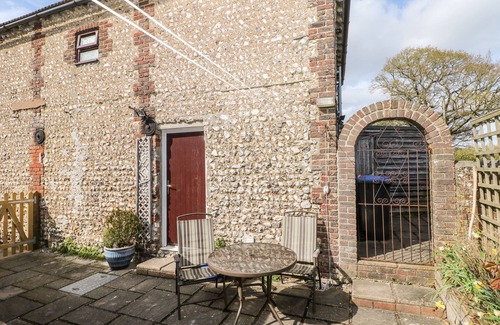 Edburton Apartment | THE GRANARY, pet friendly, with a garden in Fulking