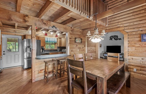 Vilas Cabin | The Great Bear Lodge: Hot Tub, Firepit, EV Charger, Dog Allowed!