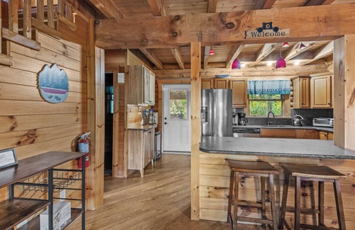 Vilas Cabin | The Great Bear Lodge: Hot Tub, Firepit, EV Charger, Dog Allowed!