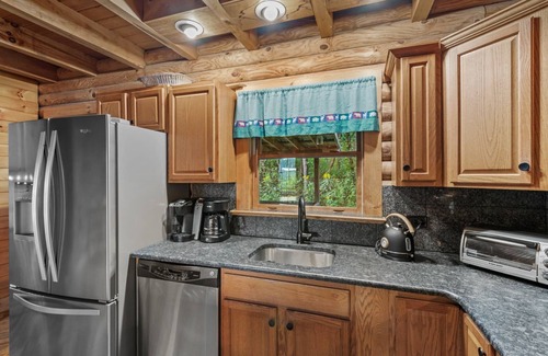 Vilas Cabin | The Great Bear Lodge: Hot Tub, Firepit, EV Charger, Dog Allowed!