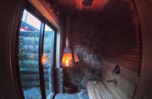 Ma'ale Gamla Ski Chalet | The green and red cabins