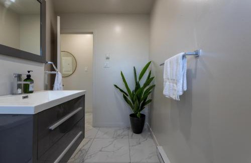 Cote-Des-Neiges—Notre-Dame-De-Grace Apartment | The Gridline NDG MTL 2BR Retreat