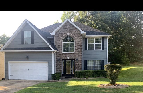 Fairburn House | The Grove! This is a beautiful 4 bedrooms and 3 bathroom house!!