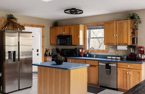 Strasburg Cabin | The Haven at Turkey Run 13-Acre Creekside Retreat w/Hot Tub, Fire Pit, Games