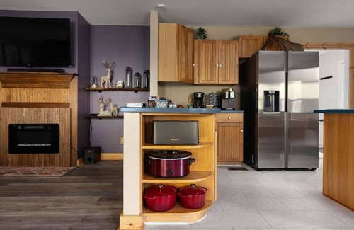 Strasburg Cabin | The Haven at Turkey Run 13-Acre Creekside Retreat w/Hot Tub, Fire Pit, Games