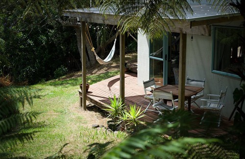 Tryphena Apartment | The Hidden House - A quiet studio space set amongst 73 acres of native forest.