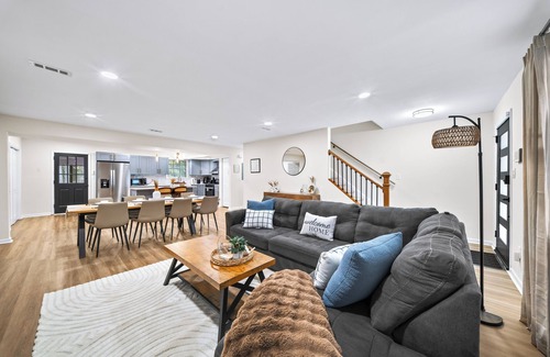 Stockbridge House | The Hidden Oasis-Beautiful 4 bdrm home in Jonesboro minutes away from Atlanta!