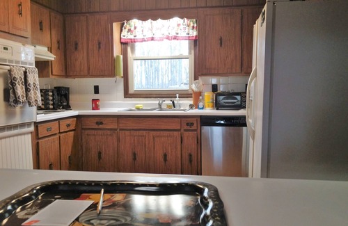 Jonesborough House | THE HIDEOUT - 4 BEDROOM BRICK HOUSE step back into the 70s and enjoy
