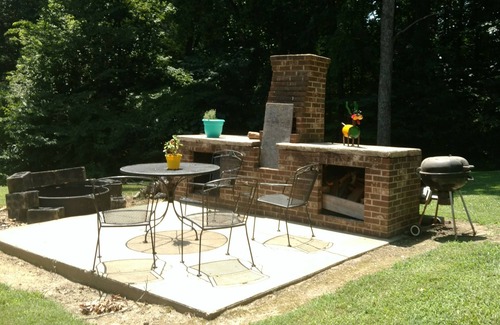 Jonesborough House | THE HIDEOUT - 4 BEDROOM BRICK HOUSE step back into the 70s and enjoy