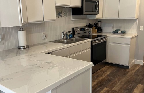 Kenyon Apartment | The Hideout - Woodsy Retreat 10 minutes from Charlestown Beach