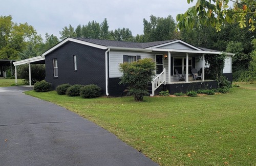 Athens House | The Hillway House of Athens-Pet Friendly, 3mins from I65!