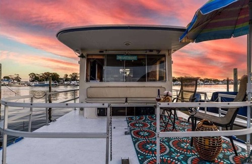 Point Pleasant Boat Rental | The Hilton of Houseboats