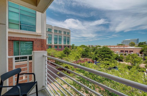 River District Apartment | The Hive 202 King Balcony by BlueStar