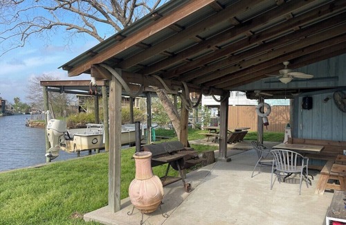 Dickinson House | The HOEK Hotel with Private Boat Slip and Pirate Bar