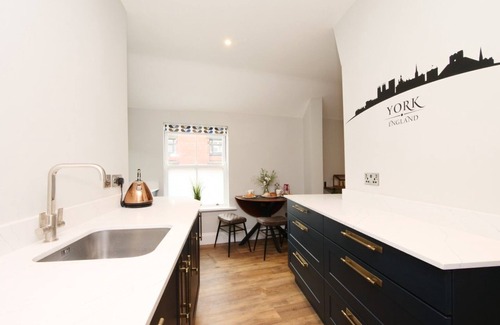 York Cottage | The Holgate Snug - sleeps 4 guests in 2 bedrooms