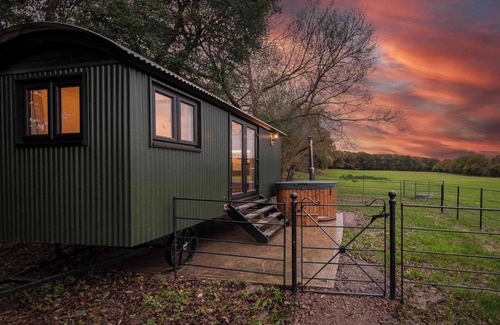 Golden Cross Cabin | The Holmes Hill Retreat