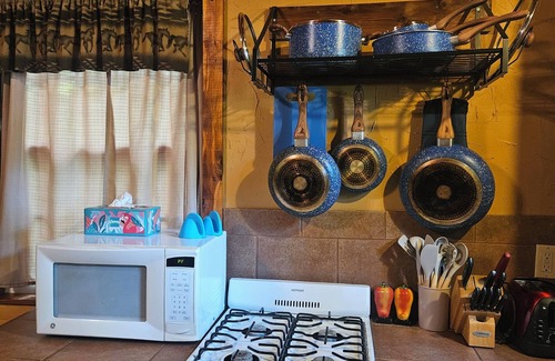 Elgin Cabin | The Honey Hut next to Big South Fork NRRA with AC, wifi, and horse stalls.