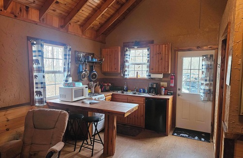 Elgin Cabin | The Honey Hut next to Big South Fork NRRA with AC, wifi, and horse stalls.