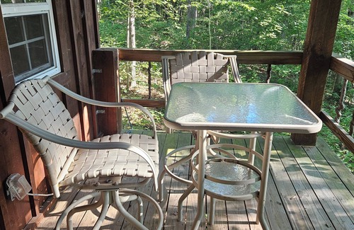 Elgin Cabin | The Honey Hut next to Big South Fork NRRA with AC, wifi, and horse stalls.