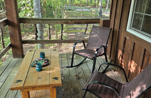 Elgin Cabin | The Honey Hut next to Big South Fork NRRA with AC, wifi, and horse stalls.